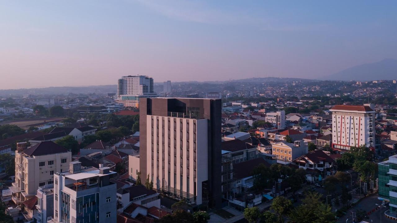 Rez Hotel Semarang Exterior photo
