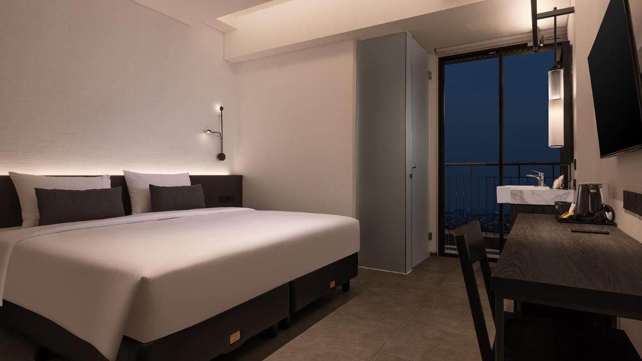 Rez Hotel Semarang Exterior photo